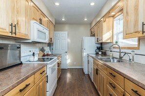 Refrigerador, microondas, horno y parrilla de estufa 