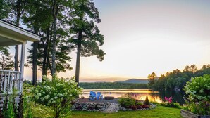 Propiedad junto al lago con un pabellón, mobiliario exterior y vistas al lago y montañas.