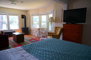 Iron/ironing board, free WiFi, bed sheets