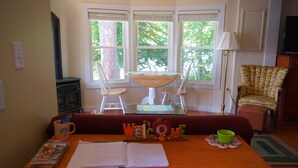 Una sala de estar acogedora con una mesa de madera, un sofá y una televisión.
