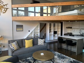 Smart TV - Lincoln Park Light Filled Loft (Chicago)