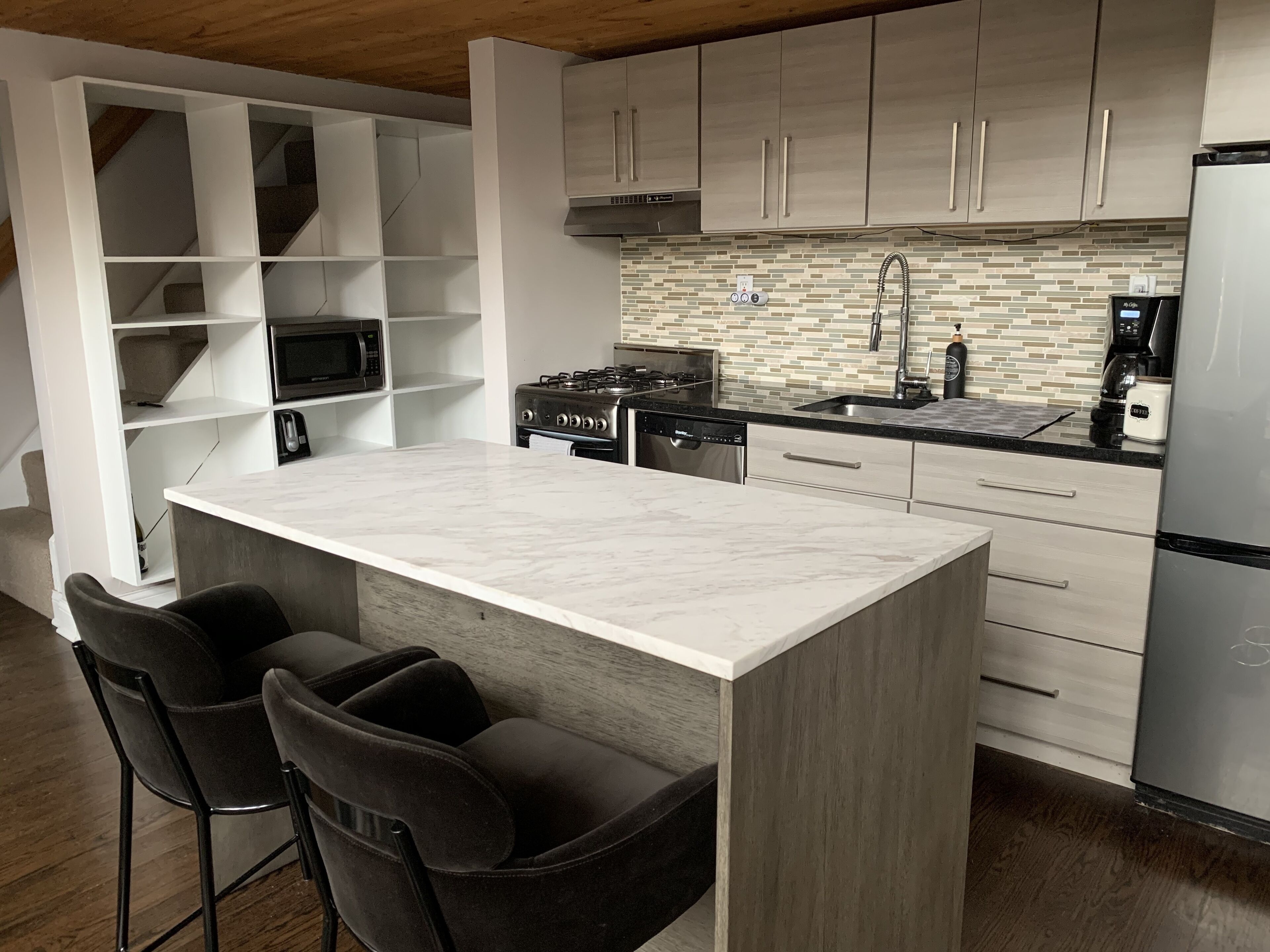 Fridge, microwave, oven, stovetop