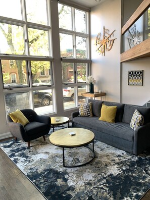 Smart TV - Lincoln Park Light Filled Loft (Chicago)