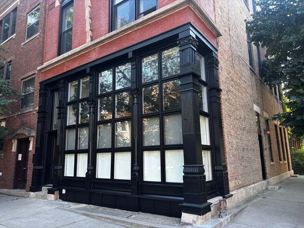 Exterior - Lincoln Park Light Filled Loft (Chicago)