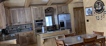 Vakker eiendom med sjøutsikt beliggende i furuene 79 miles nord for Pittsburgh.