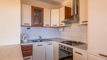 Fridge, stovetop, coffee/tea maker