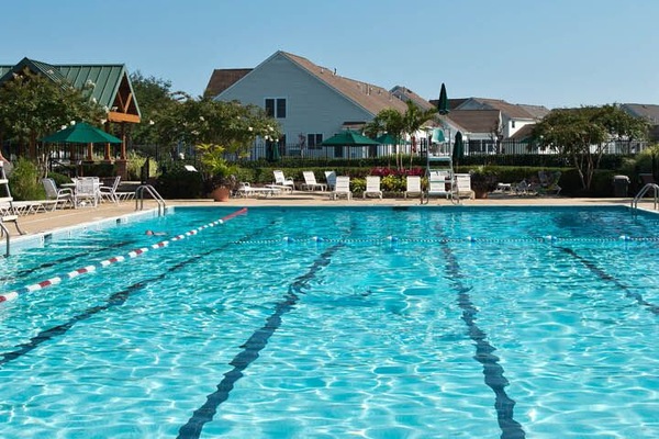 Una piscina cubierta, una piscina al aire libre