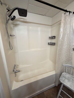 Ensemble douche/baignoire, sèche-cheveux, serviettes fournies, savon