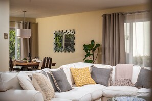 Smart TV, fireplace, DVD player, books - Santa Barbara 2 Bedroom, 2 bath, home w/ heated pool, & garage (Santa Barbara)
