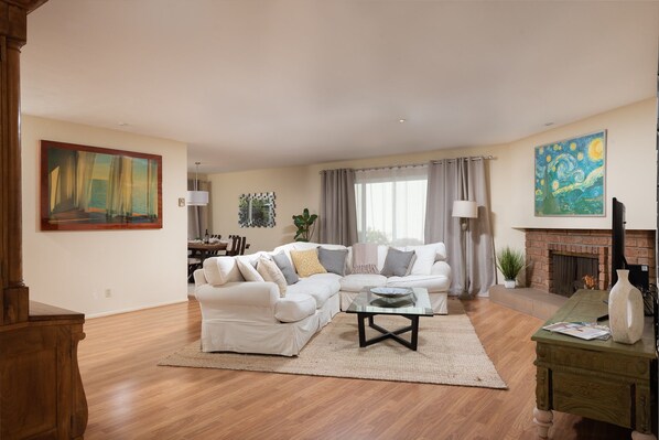 Smart TV, fireplace, DVD player, books