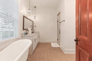 Baignoire, séchoir à cheveux, serviettes fournies
