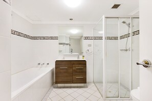 Apartament, 1 dormitori, no fumadors | Bany | Banyera i dutxa independents, tovalloles, sabó i xampú 