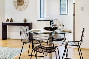 Appartement, 1 chambre, non-fumeurs | Restauration dans la chambre