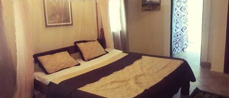 Tabla de planchar con plancha, wifi y ropa de cama