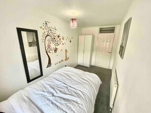 2 bedrooms, WiFi - Lovely Flat next to Riven Close to Heathrow (Staines)