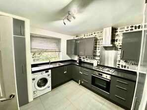 Private kitchen - Lovely Flat next to Riven Close to Heathrow (Staines)