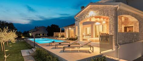 Piscine extérieure, chaises longues