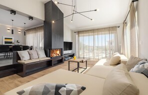 Smart TV, fireplace