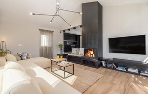 Smart TV y chimenea 