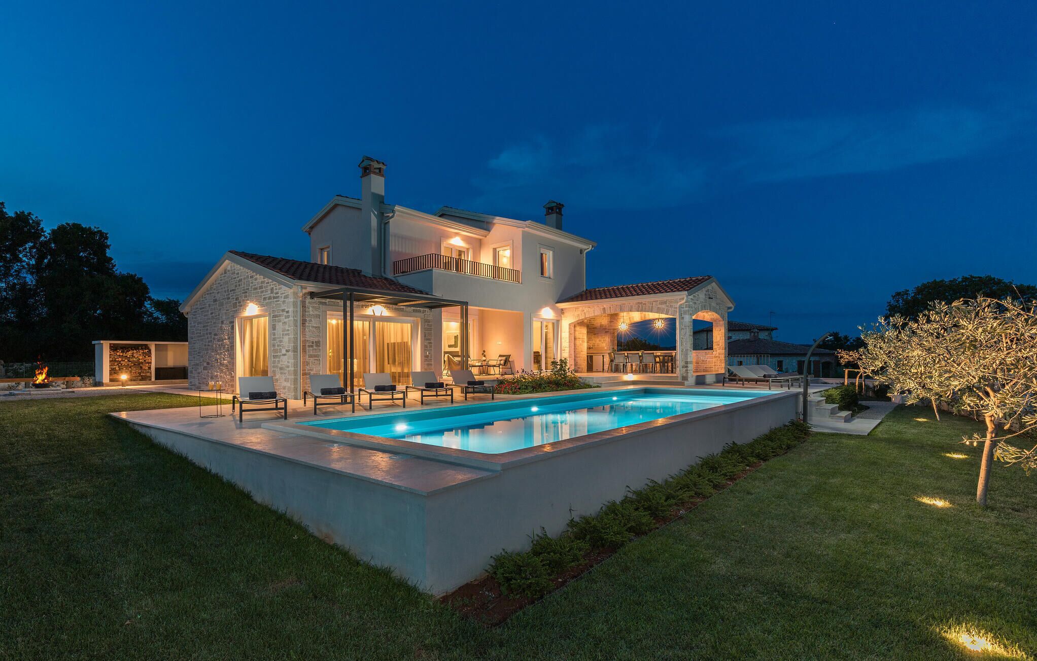 Alberca al aire libre y camastros 