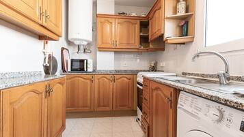 Fridge, oven, stovetop, coffee/tea maker