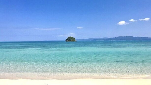 Di pantai, pasir putih 