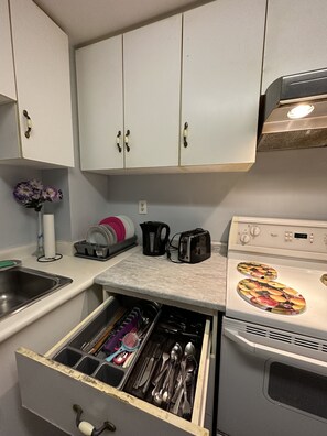 ثلاجة، ميكروويف، فرن، موقد طهي مسطح