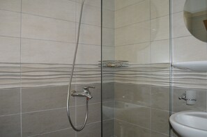 Basic Twin Room | Bathroom | Shower, towels, toilet paper - Jericho rooms (Sarandë)