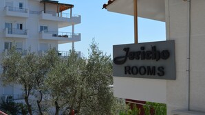A sign for Jericho Rooms, indicating a hotel or accommodation. - Jericho rooms (Sarandë)