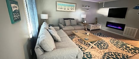 Smart TV, chimenea y videoteca