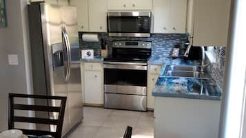 Réfrigérateur, four à micro-ondes, un four, surface de cuisson