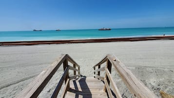 Plage à proximité, chaise longue, serviettes de plage