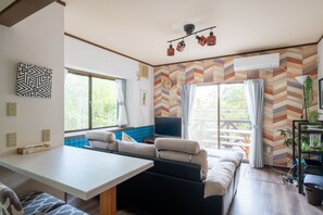 Private Vacation Home | Living room | Flat-screen TV