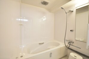 A bathroom with a bathtub, a toilet, and a shower. - Senlax Inn Osaka (Osaka)