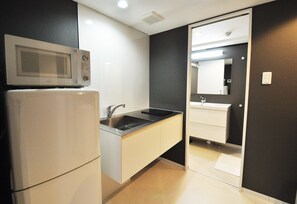 Family Studio, 2 Double Beds, Non Smoking | Private kitchenette | Full-size fridge, microwave, stovetop, electric kettle