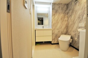 Basic Double or Twin Room, Non Smoking | Bathroom | Shower, rainfall showerhead, free toiletries, hair dryer