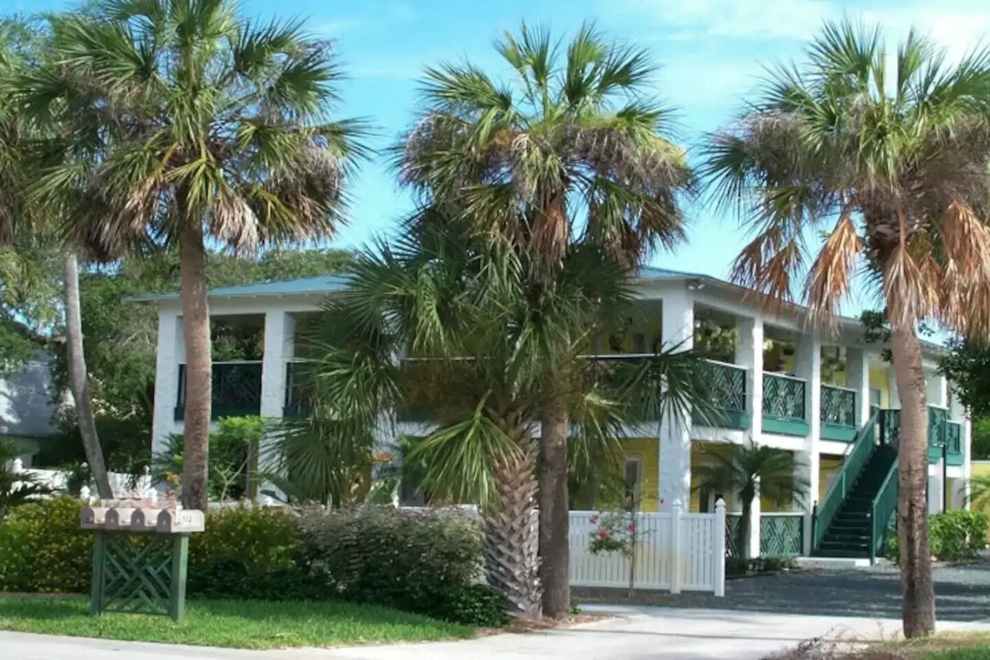Two Bedroom Vacation Apartment - Walk To The Beach