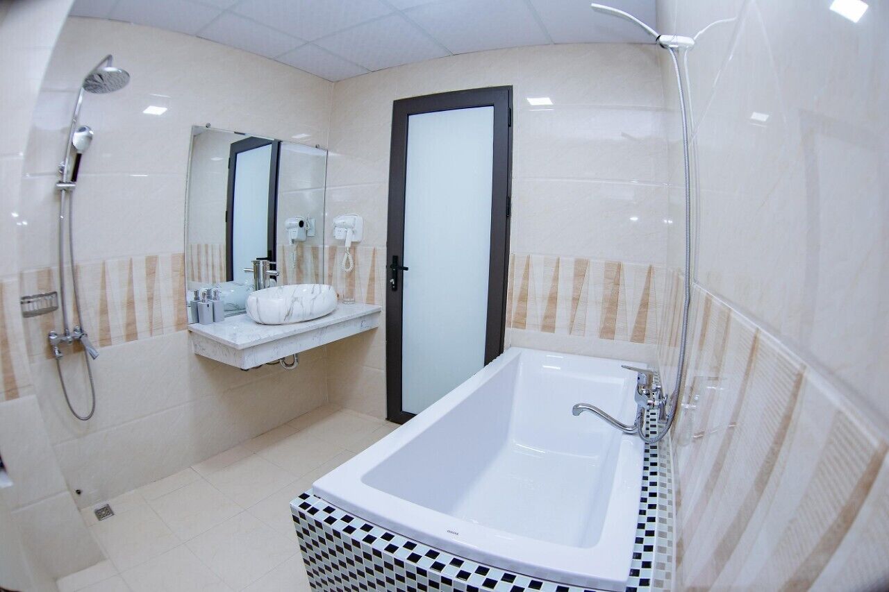 standard double room | bathroom | free toiletries, hair dryer, slippers, towels