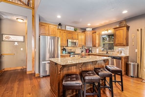 Kylskåp, mikrovågsugn, ugn och spishäll