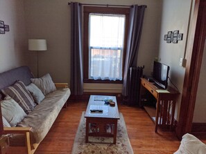Smart TV, books - Great Uptown Apartment! Great Location! (Minneapolis)