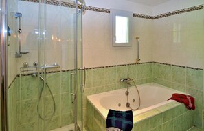 Combined shower/tub