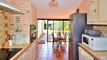 Réfrigérateur, plaque de cuisson, lave-vaisselle, cafetiÚre/bouilloire