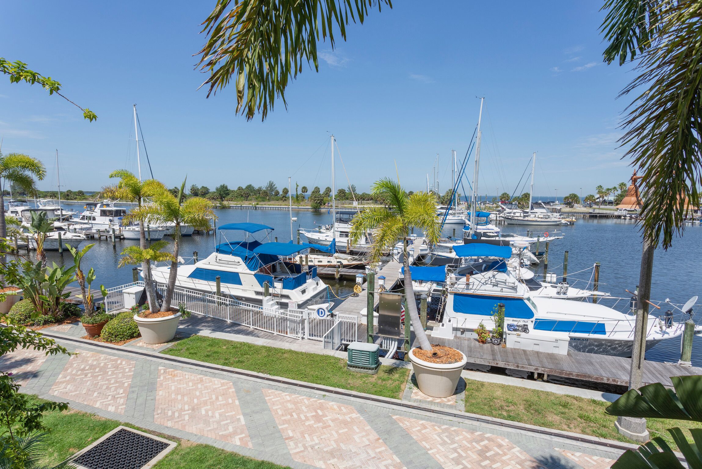 DOLPHINS🐬,BEACH step away, WATER VIEW, WIFI, FREE PARKING, POOLS,HOT TUB #505
