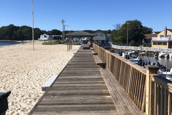 Perto da praia, espreguiçadeiras, toalhas de praia