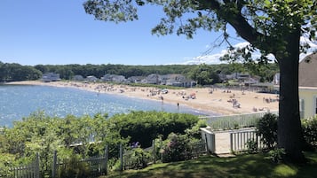 Beach nearby, sun-loungers, beach towels