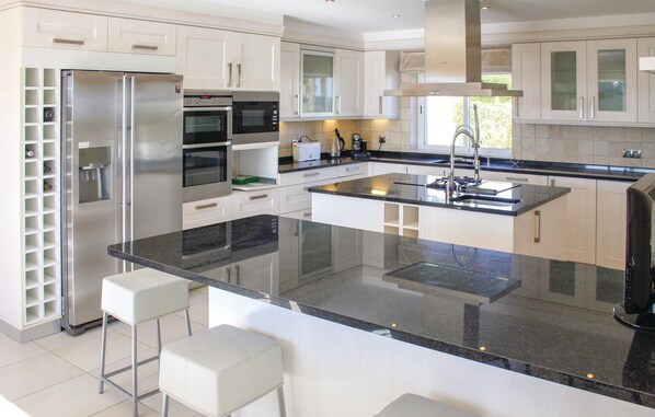 Kylskåp, spishäll, diskmaskin och kaffe- och tebryggare