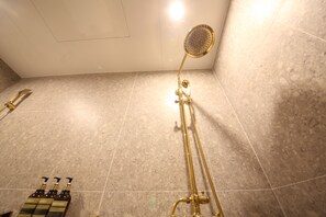 Deluxe Double Room | Bathroom shower - Den Basta Hotel (Busan)