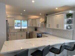 Fridge, microwave, oven, stovetop - New Construction home. 50' Dock w/ Pool & Hot Tub. Just S. of Tavernier Creek (Tavernier)