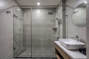 Habitación triple Deluxe | Baño | Regadera, secadora de cabello, pantuflas, toallas 
