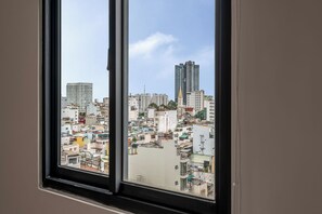 Habitación triple Deluxe | Escritorio y espacio para trabajar con laptop 